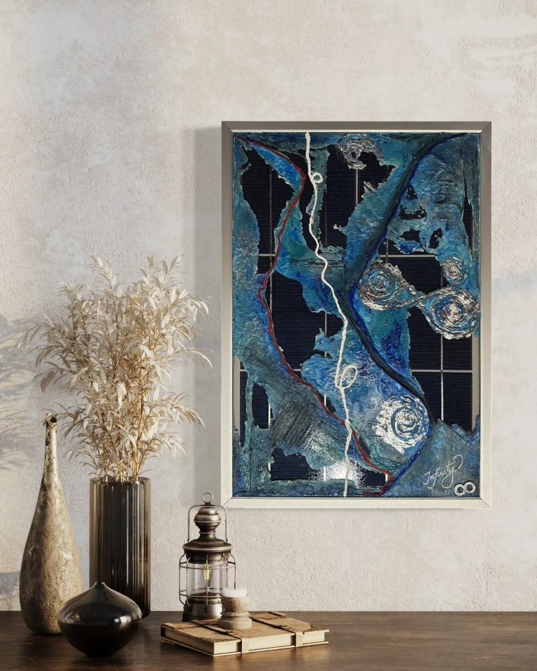"Energiefluss" Kunstwerk an der Wand über einem Regal